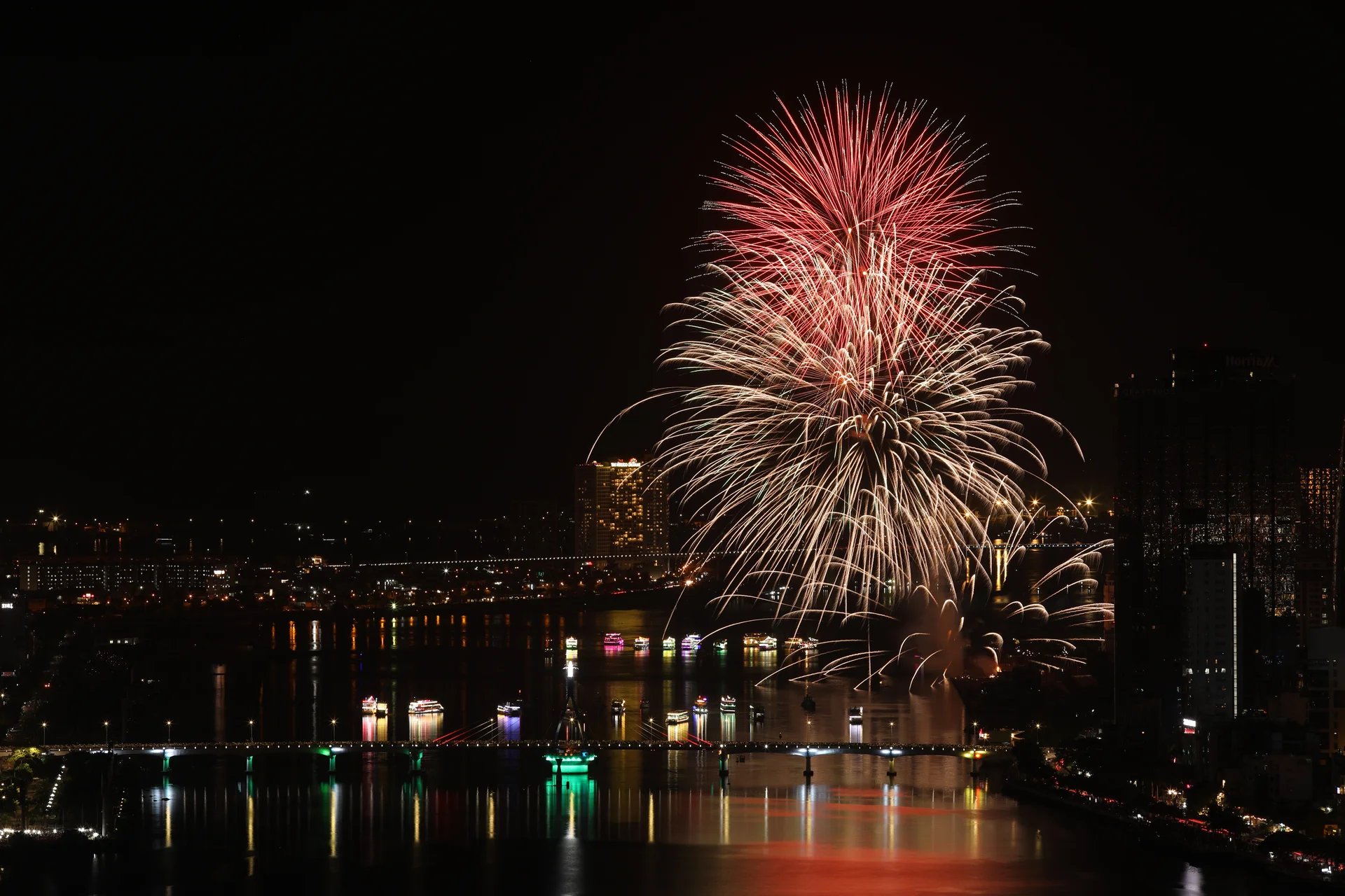 Spectacular Fireworks: Italy and USA Amaze Crowds with Pyrotechnic Art