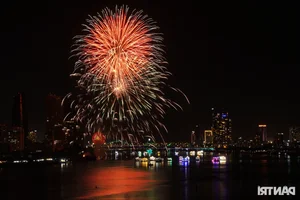 Spectacular Fireworks: Italy and USA Amaze Crowds with Pyrotechnic Art - image 1