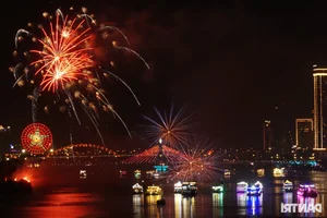 Spectacular Fireworks: Italy and USA Amaze Crowds with Pyrotechnic Art - image 8