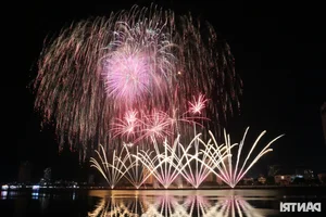 Spectacular Fireworks: Italy and USA Amaze Crowds with Pyrotechnic Art - image 6