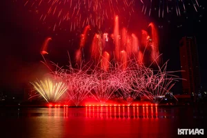 Spectacular Fireworks: Italy and USA Amaze Crowds with Pyrotechnic Art - image 3