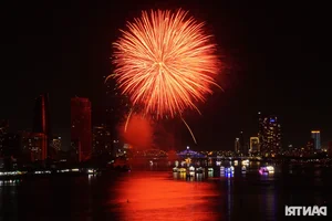 Spectacular Fireworks: Italy and USA Amaze Crowds with Pyrotechnic Art - image 7