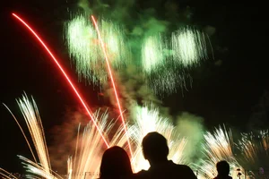 Spectacular Fireworks: Italy and USA Amaze Crowds with Pyrotechnic Art - image 9