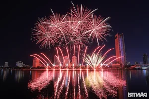 Spectacular Fireworks: Italy and USA Amaze Crowds with Pyrotechnic Art - image 11