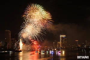 Spectacular Fireworks: Italy and USA Amaze Crowds with Pyrotechnic Art - image 4