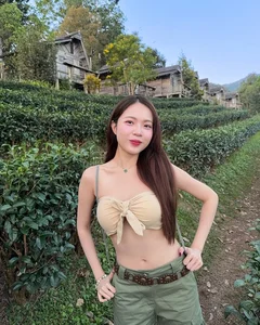 Viral Fashion Trend: Exploring the Creative Tea Plantation Photoshoot Aesthetic - image 4