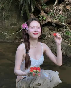 Viral Fashion Trend: Exploring the Creative Tea Plantation Photoshoot Aesthetic - image 1