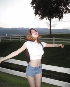 Viral Fashion Trend: Exploring the Creative Tea Plantation Photoshoot Aesthetic - image 7