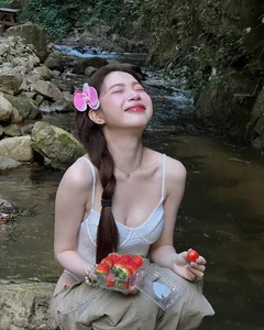Viral Fashion Trend: Exploring the Creative Tea Plantation Photoshoot Aesthetic - image 3