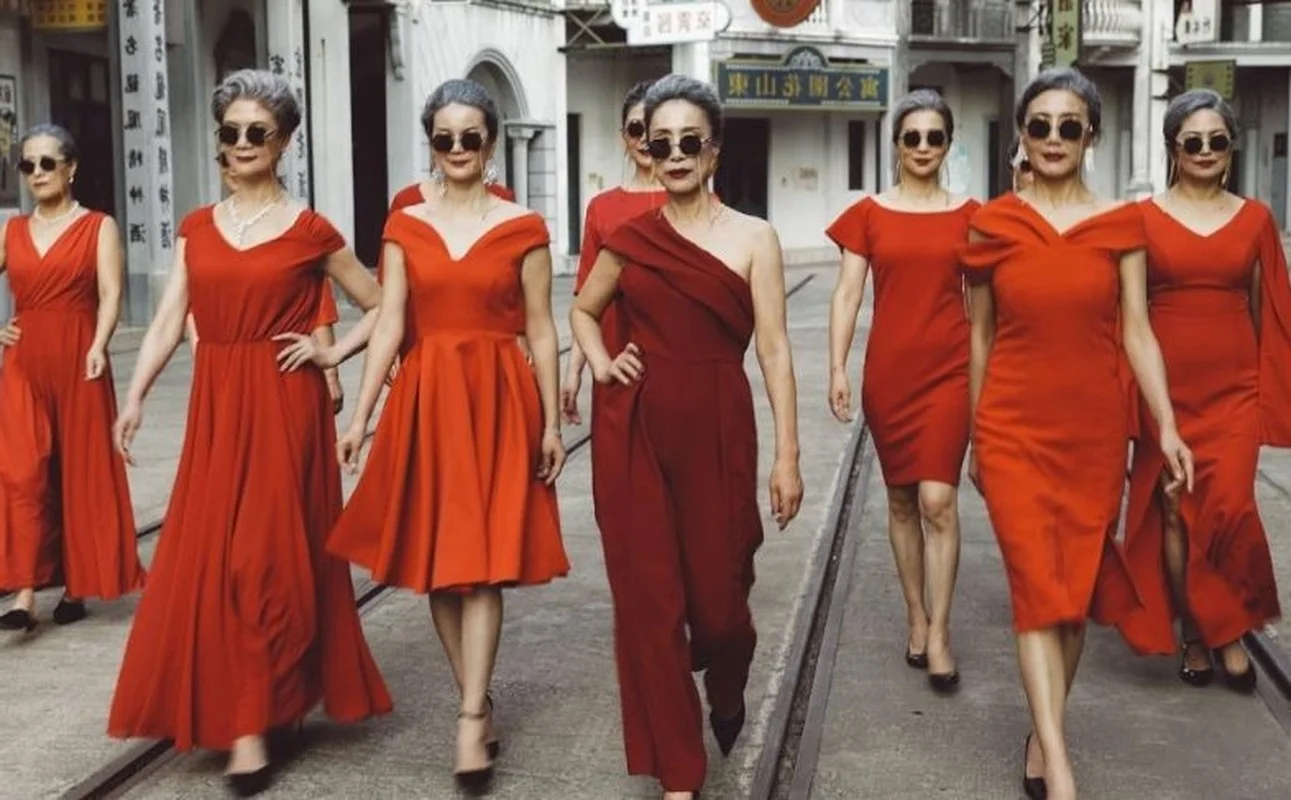 Timeless Elegance: The Incredible 71-Year-Old Woman with the Radiance of a 20-Year-Old