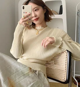 How to Wear Gold Jewelry Elegantly: 5 Stylish Outfit Ideas to Stay Youthful - image 8