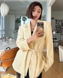 How to Wear Gold Jewelry Elegantly: 5 Stylish Outfit Ideas to Stay Youthful - image 4