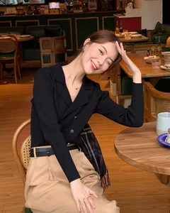 How to Wear Gold Jewelry Elegantly: 5 Stylish Outfit Ideas to Stay Youthful - image 7