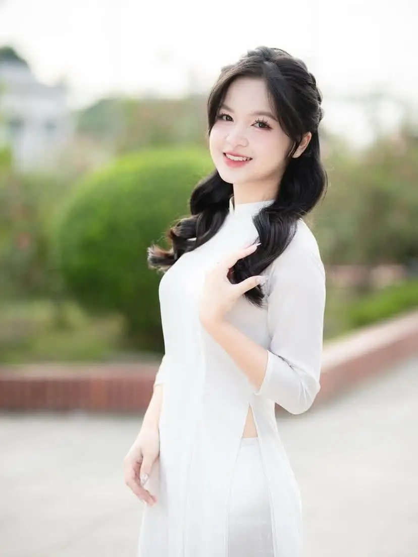 Discover the Timeless Charm of a Vietnamese Girl in Elegant White Ao Dai