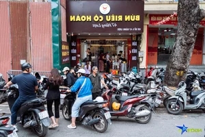 Hanoi's Famous Bun Rieu Hang Luoc Packed with Customers After Viral Criticism - image 7