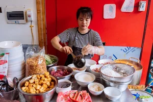 Hanoi's Famous Bun Rieu Hang Luoc Packed with Customers After Viral Criticism - image 2