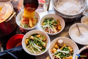 Hanoi's Famous Bun Rieu Hang Luoc Packed with Customers After Viral Criticism - image 4
