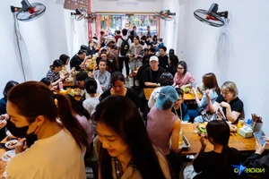 Hanoi's Famous Bun Rieu Hang Luoc Packed with Customers After Viral Criticism - image 1