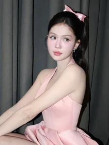 Vietnamese Celeb News: Star Travels to US for World Cup & Minh Hang’s Stage Mishap - image 14