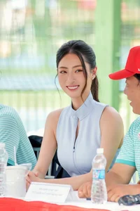 Vietnamese Celeb News: Star Travels to US for World Cup & Minh Hang’s Stage Mishap - image 4