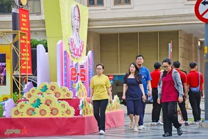 Ho Chi Minh City Streets Glow with Vibrant Colors on National Day - image 6