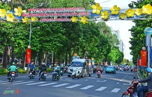 Ho Chi Minh City Streets Glow with Vibrant Colors on National Day - image 12