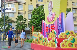 Ho Chi Minh City Streets Glow with Vibrant Colors on National Day - image 11