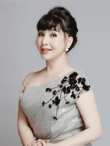 Stunning Youthful Photos of 'Em Be Ha Noi' People's Artist Lan Huong and Her Decades-Long Romance - image 3