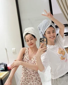 Chi Pu Stuns in Beach Photoshoot with Chinese Celebrities: A Fusion of Style and Beauty - image 5