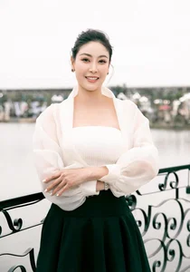 Billionaire Vietnamese Miss Queen's Surprising Signature Shirt Style That Exudes High-Class Elegance - image 6