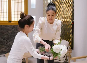 Billionaire Vietnamese Miss Queen's Surprising Signature Shirt Style That Exudes High-Class Elegance - image 8