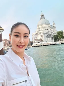 Billionaire Vietnamese Miss Queen's Surprising Signature Shirt Style That Exudes High-Class Elegance - image 7