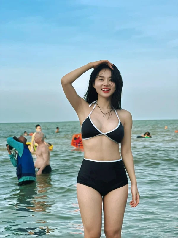 Singer Ngo Lan Huong Shows Off Stunning Bikini Body on the Beach