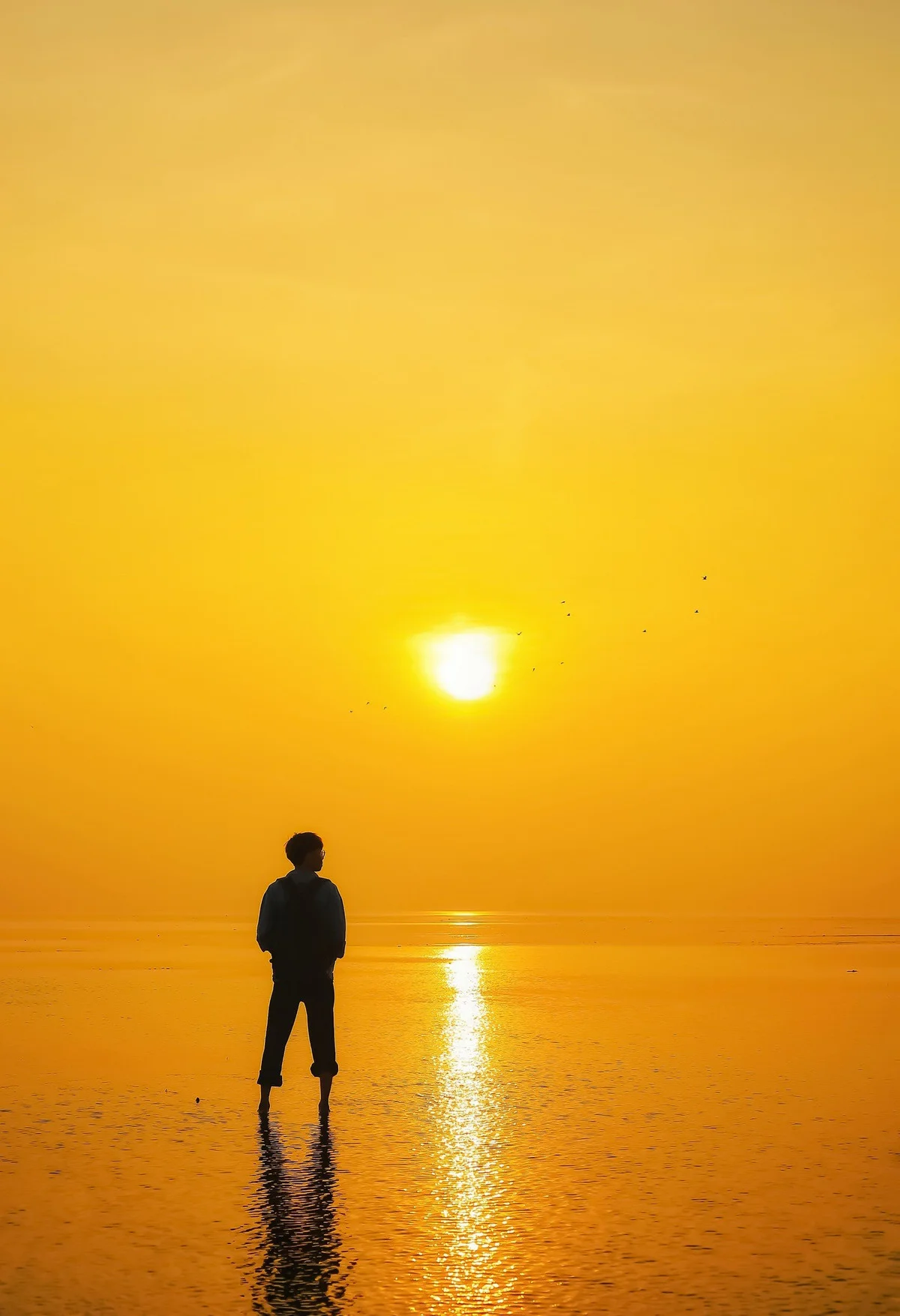Savoring the Sunrise at Hung Yen’s Magical 'Infinity Sea' Mirror