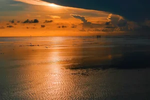 Savoring the Sunrise at Hung Yen’s Magical 'Infinity Sea' Mirror - image 1