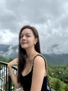 The Stunning Beauty and Radiance of Singer Pham Quynh Anh - image 0