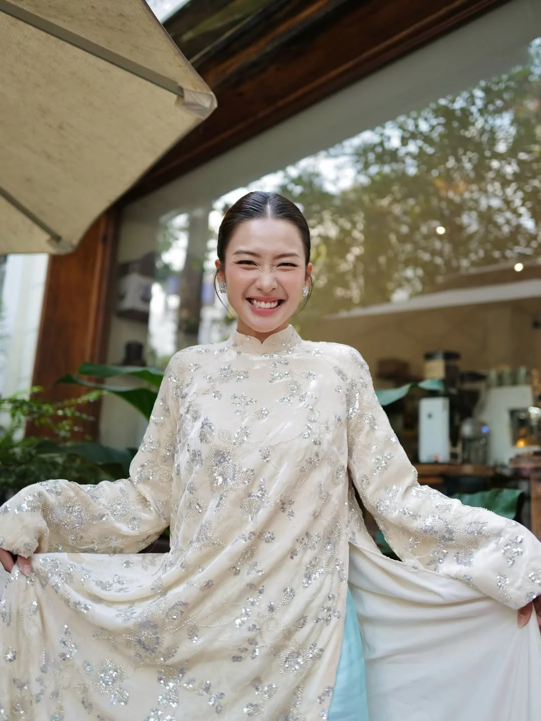 Kha Ngan radiates pure elegance in a traditional Vietnamese Ao Dai