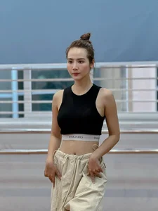 Fitness Inspiration: How This First-Generation Style Icon Maintains a Perfect Physique Through Dedicated Sports Training - image 2