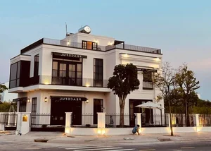 Vietnamese Celebrities Who Gifted Multi-Billion Houses to Their Parents - image 7