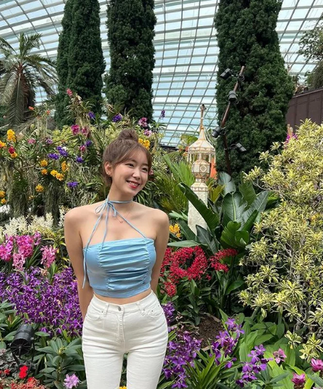 Stunning Cheerleader Captivates Netizens with Incredible Fitness and Energy