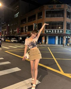 Stunning Cheerleader Captivates Netizens with Incredible Fitness and Energy - image 3