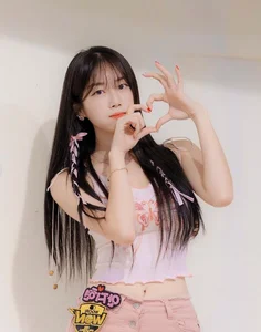 Stunning Cheerleader Captivates Netizens with Incredible Fitness and Energy - image 4
