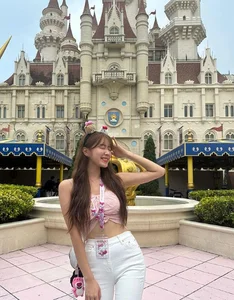Stunning Cheerleader Captivates Netizens with Incredible Fitness and Energy - image 5