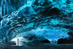 Exploring the Surreal Beauty of the World's Most Stunning Ice Caves - image 10