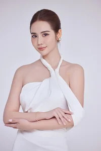 Actress Huyen Lizzie Radiates Elegance and Slim Figure at Exclusive John Kim Event - image 1