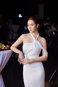 Actress Huyen Lizzie Radiates Elegance and Slim Figure at Exclusive John Kim Event - image 4