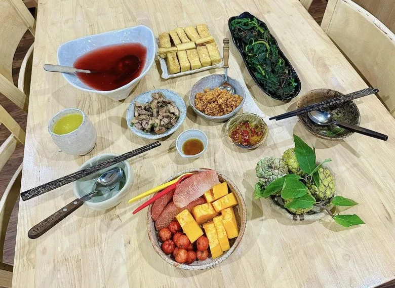 Pregnant Sao Mai Diem Hen Champion Shares Colorful, Nutritious Meals for Her Son
