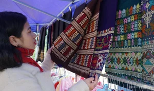The Unique Border Market in Thanh Hoa Where Four Currencies Trade Freely - image 10