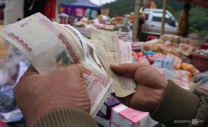 The Unique Border Market in Thanh Hoa Where Four Currencies Trade Freely - image 1