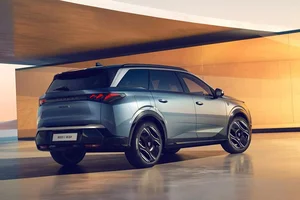 Peugeot 5008 Hybrid: A New Standard for Eco-Friendly Family SUVs - image 7